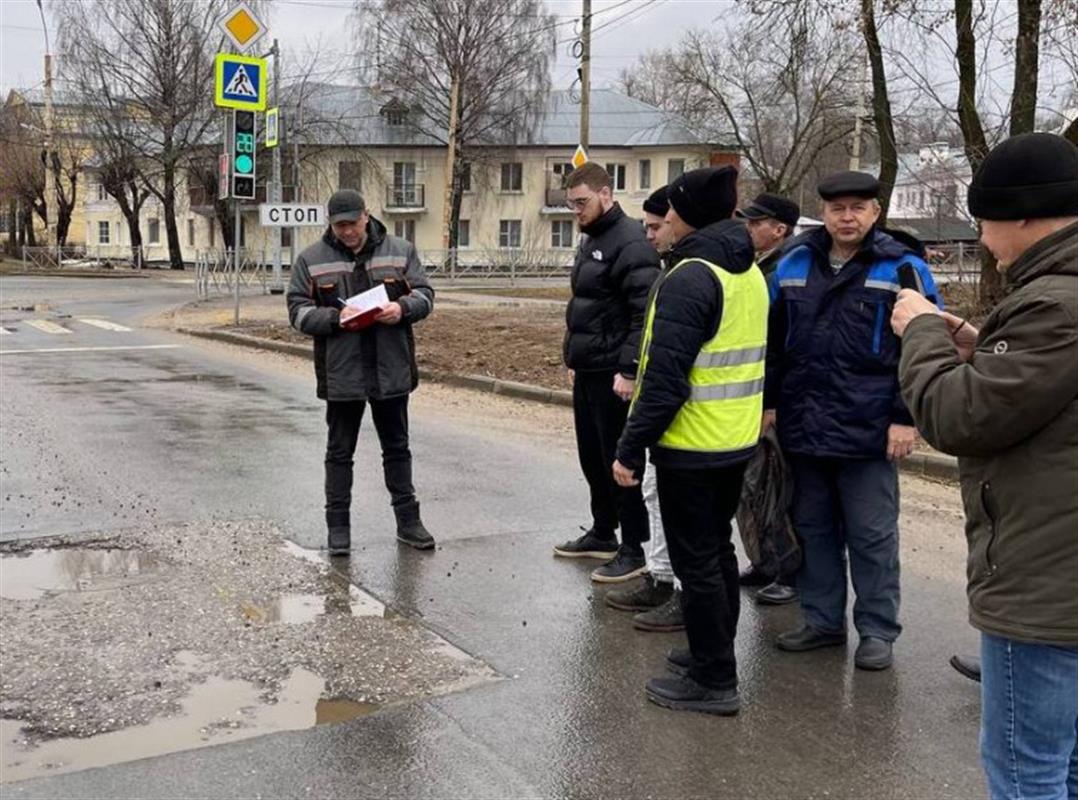 В Костроме проверяют состояние асфальта на гарантийных дорогах 