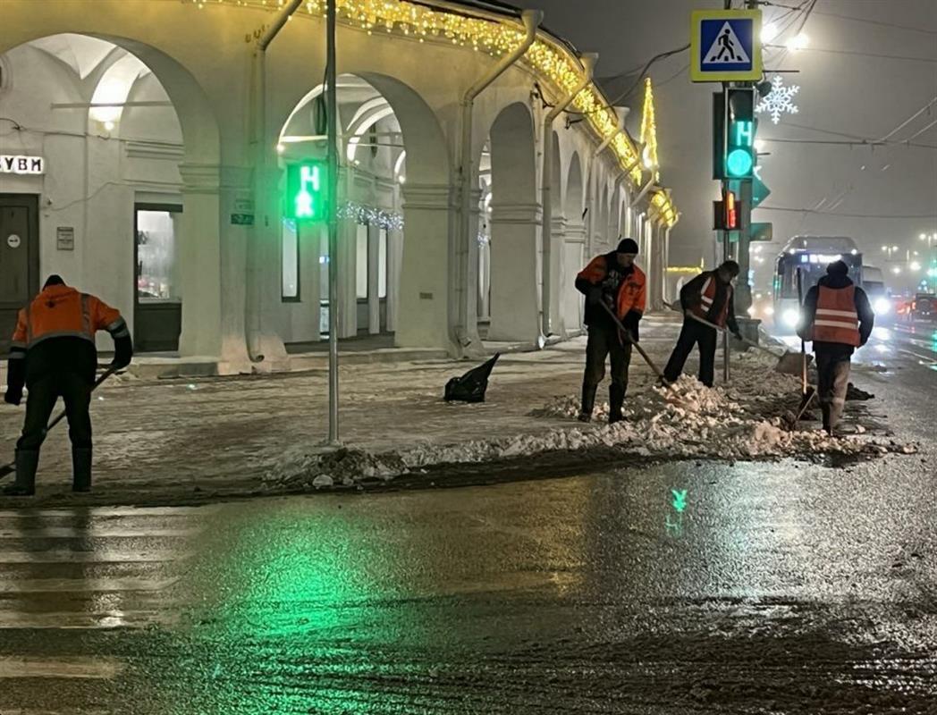 Бригады дорожников вывозят снег и обрабатывают улицы Костромы от наледи 
