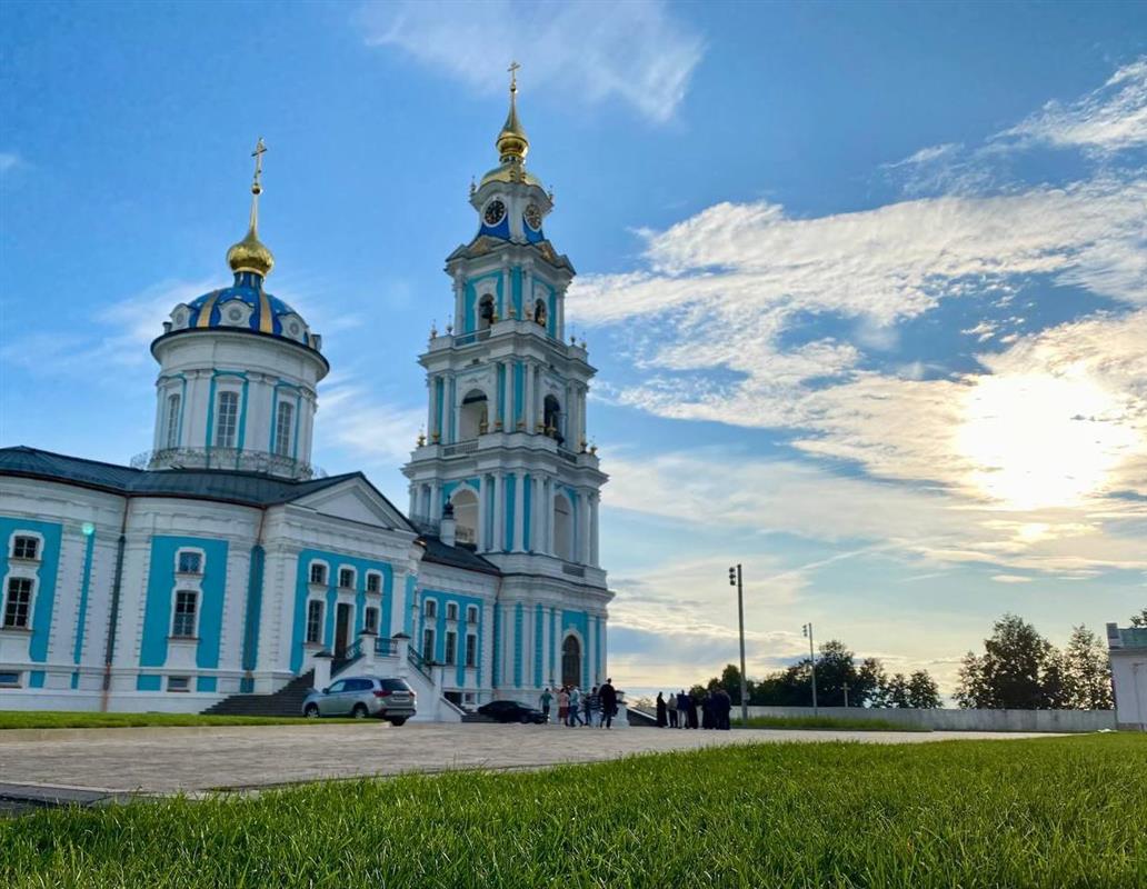 Уложена плитка, проведено озеленение: у Костромского кремля благоустроили территорию