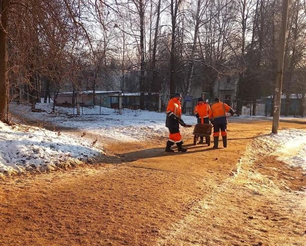 На костромских улицах работают 65 общественных и дорожных рабочих