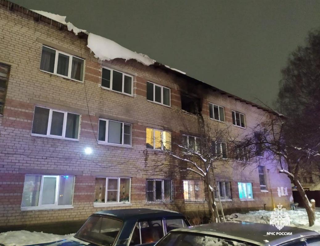 Из горящего дома на улице Силикатной костромские пожарные эвакуировали 10 человек
