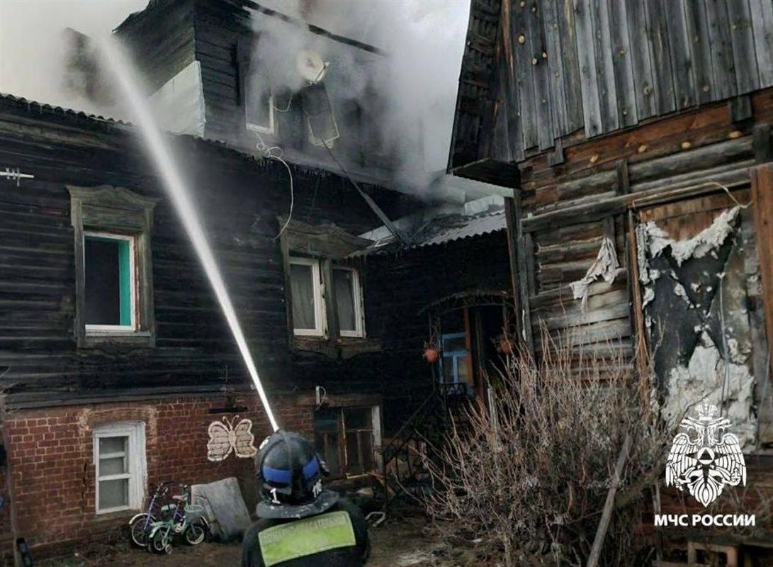 В МЧС России назвали предполагаемую причину пожара в доме на улице Свердлова в Костроме