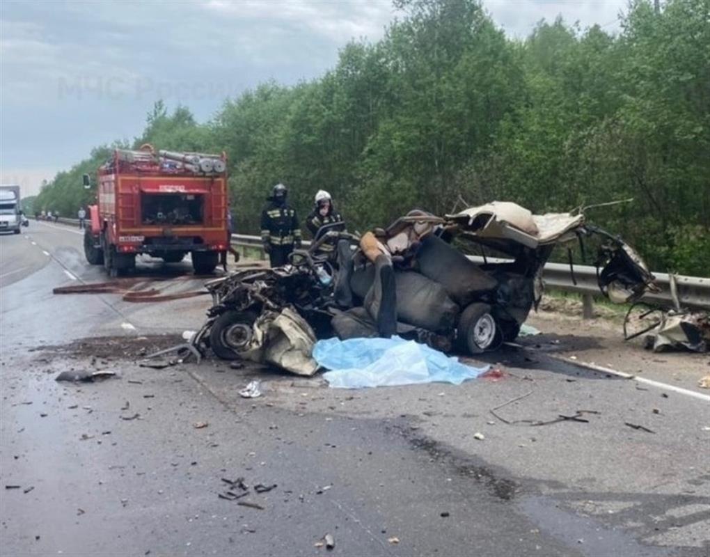 Выезд на встречную полосу стал причиной серьёзного ДТП на костромской трассе