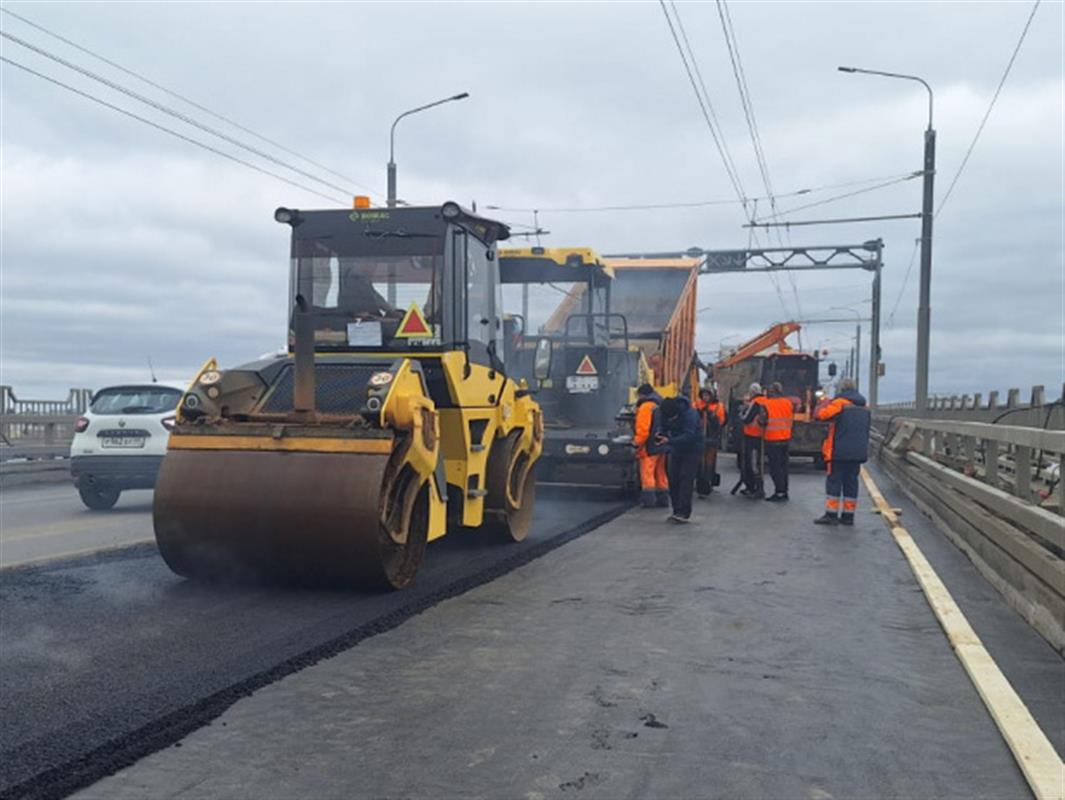 На волжском мосту в Костроме продолжается укладка нижнего слоя асфальта
