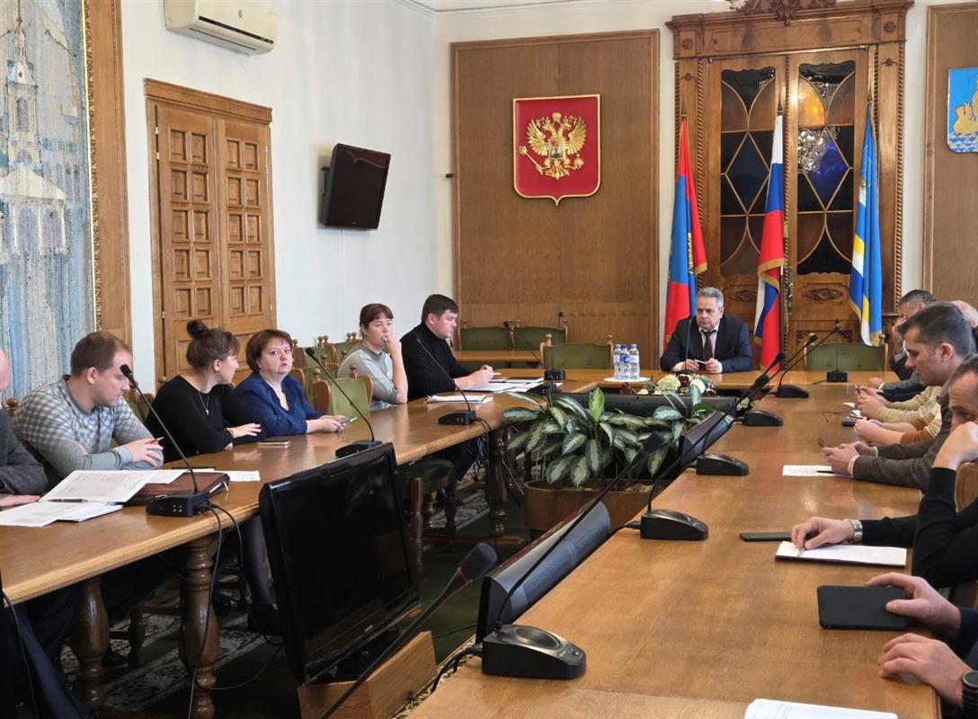 Алексей Смирнов потребовал в выходные дни подключить оставшиеся костромские МКД к теплу 