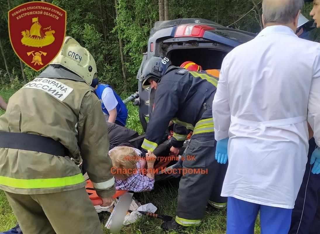 Не справился с управлением: два человека пострадали в ДТП под Костромой
