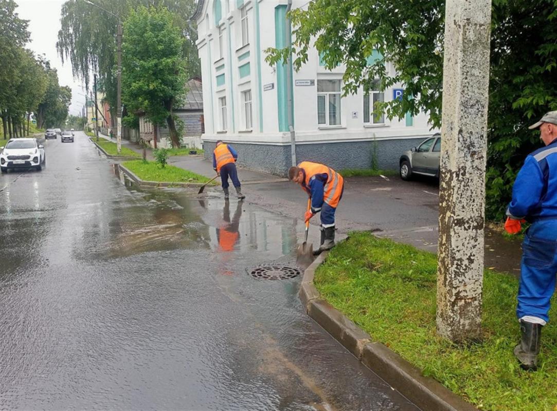 Бригады «Костромагорводоканала» предотвращают подтопление улиц во время дождей

