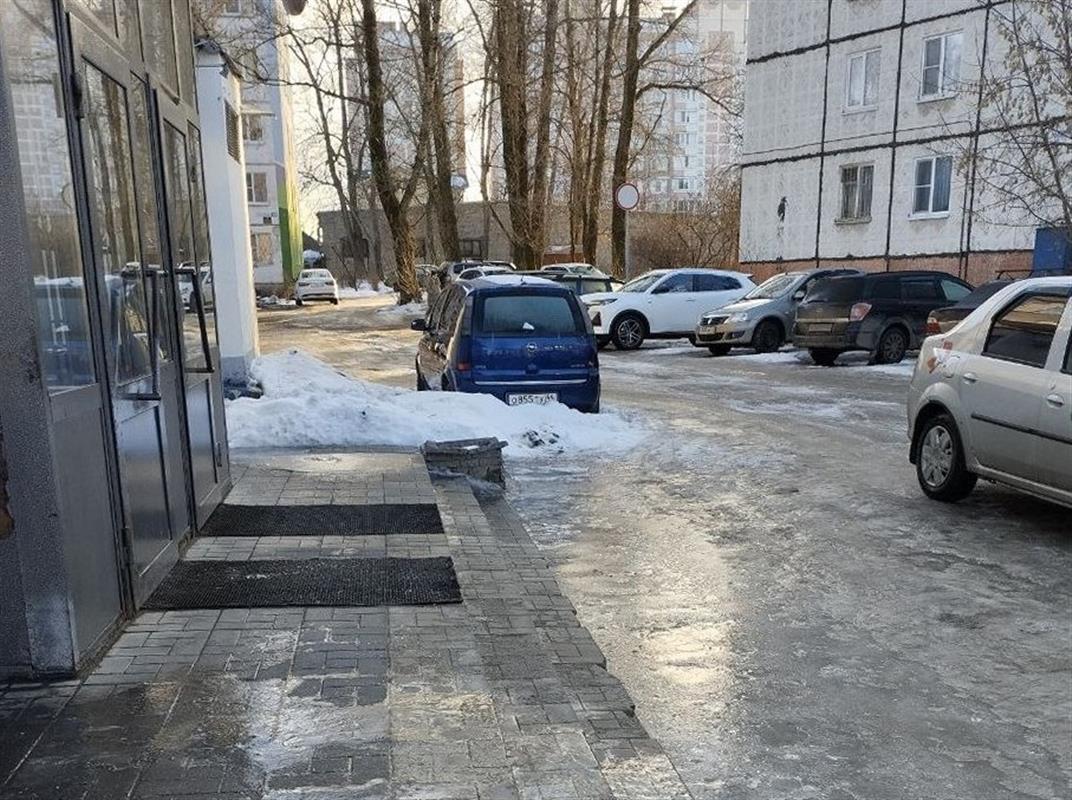 Скользкие подходы к магазинам и зданиям ищут в Костроме 