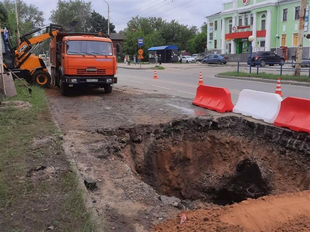Бригады «Костромагорводоканала» оперативно ликвидировали провал на улице Ленина 