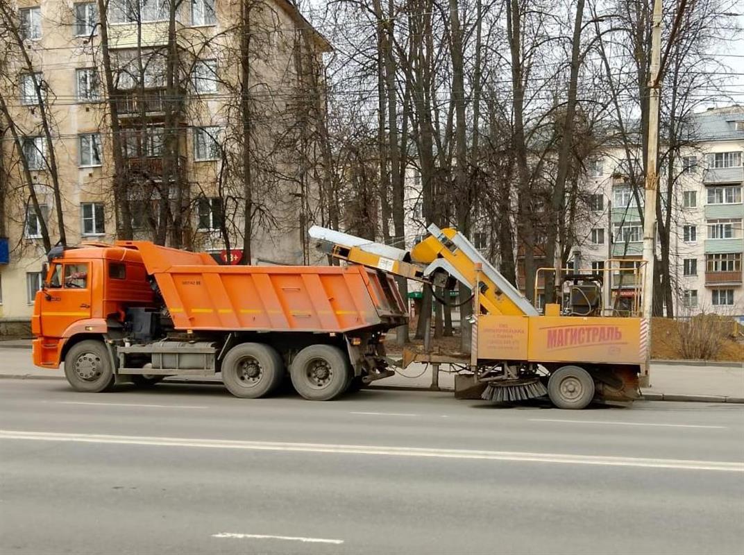 Три километра костромских дорог уже почищены после зимы, работы продолжаются
