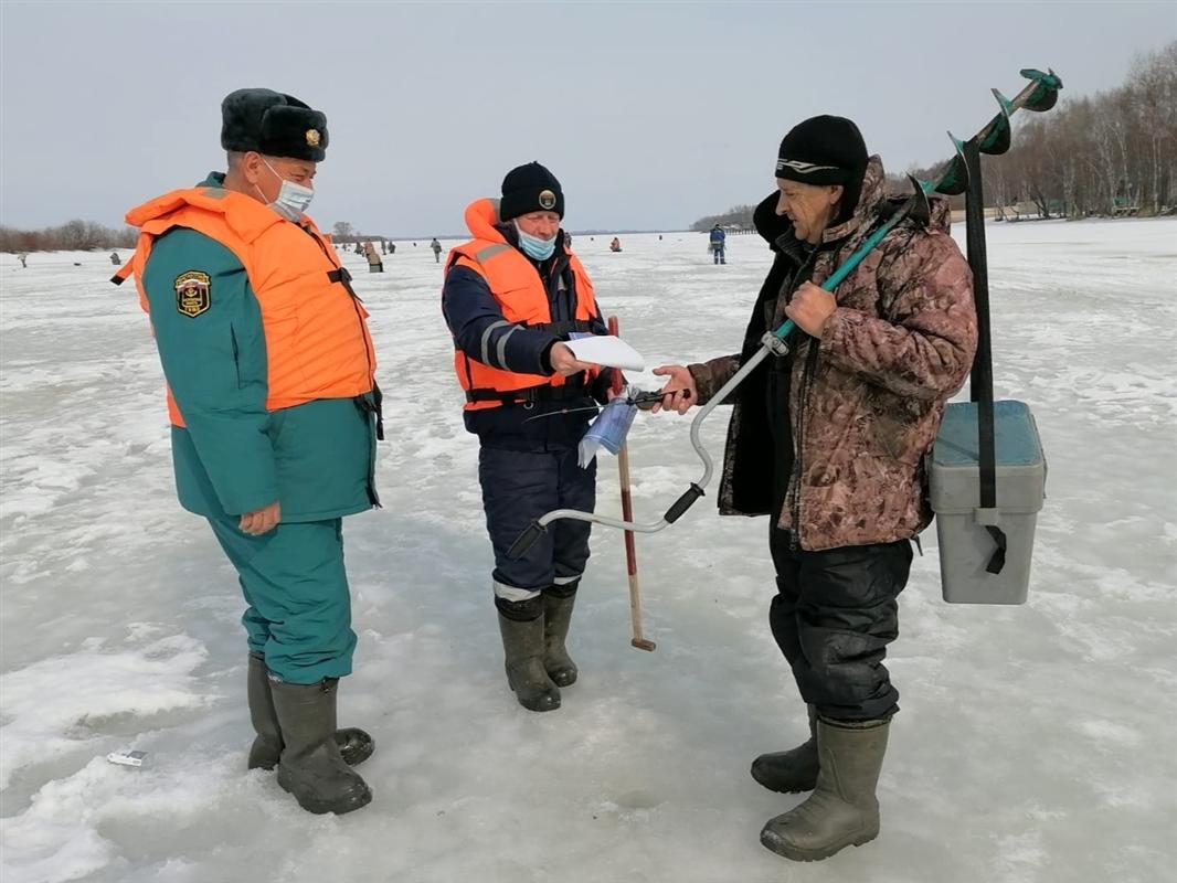 Костромским рыбакам рассказывают об опасности весеннего льда 