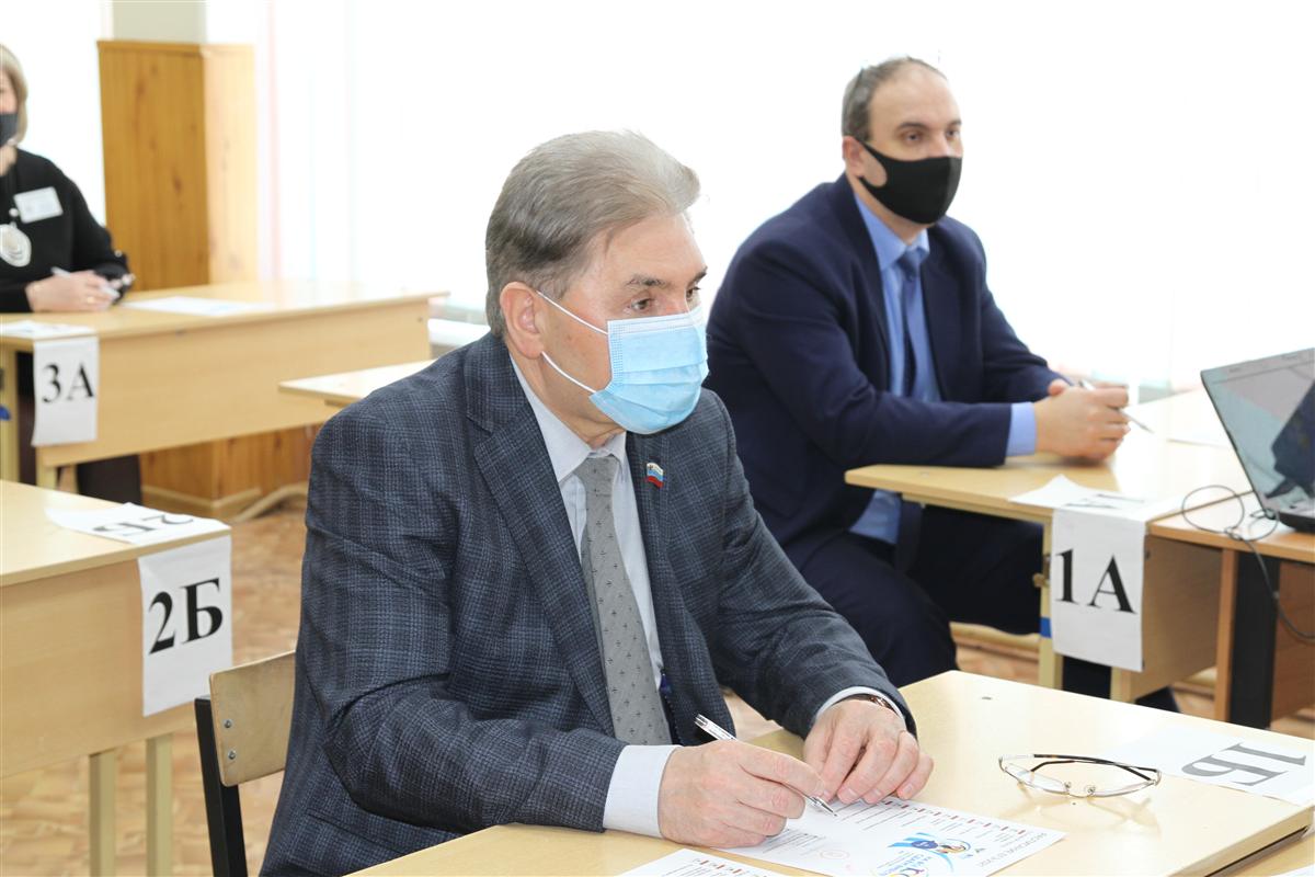 Родители будущих выпускников сдали пробный ЕГЭ по русскому языку