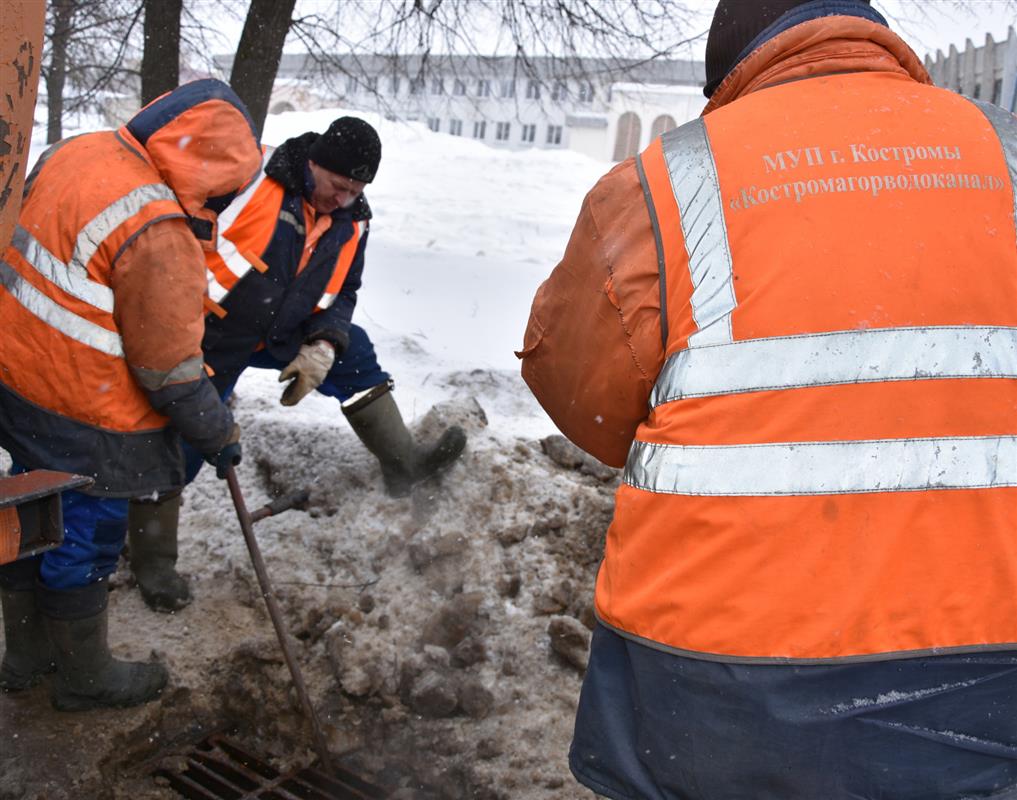 Коммунальные службы занимаются отведением воды с костромских дорог