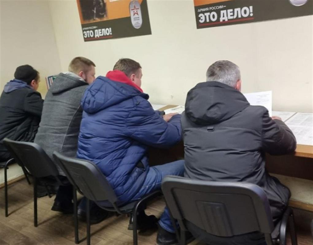 В первые дни нового года уже более 10 костромичей выбрали службу по контракту