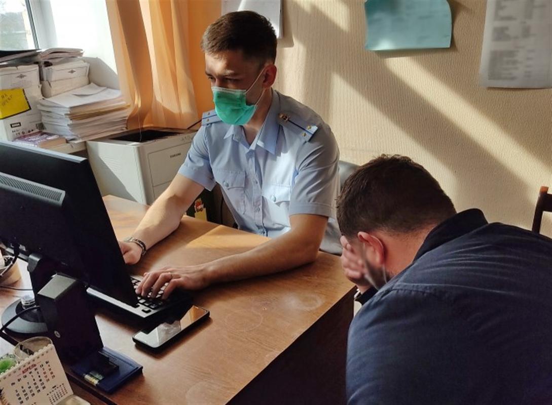 Полицейские задержали мужчину, спалившего иномарку в костромском дворе