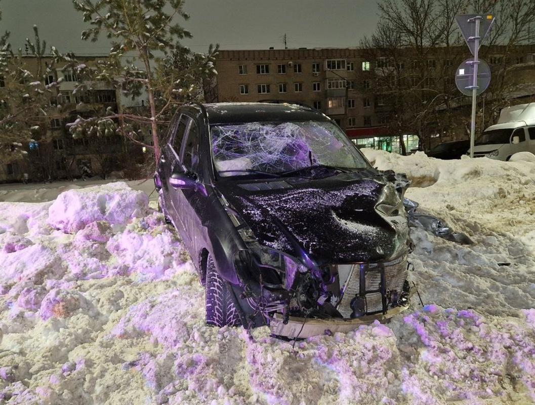 В Костроме иномарка выехала на «встречку» и столкнулась с фурой: есть пострадавший