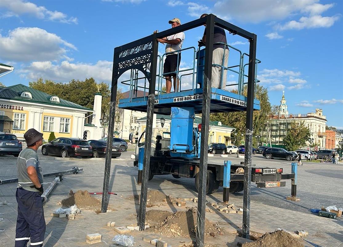 На волжской набережной в Костроме устанавливают романтические качели