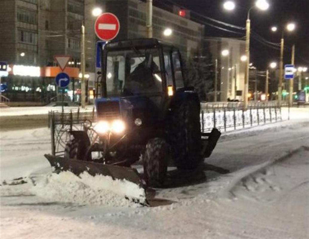 Дорожники устраняют последствия снегопада на улицах Костромы