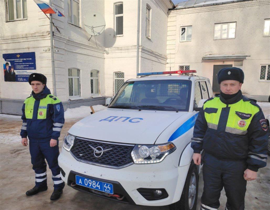 Автоинспекторы помогли вологжанам выбраться из снежной ловушки на костромской трассе
