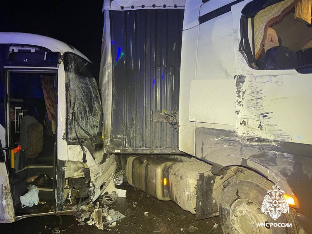 Пассажирский автобус столкнулся с большегрузом в Костроме: есть пострадавшие
