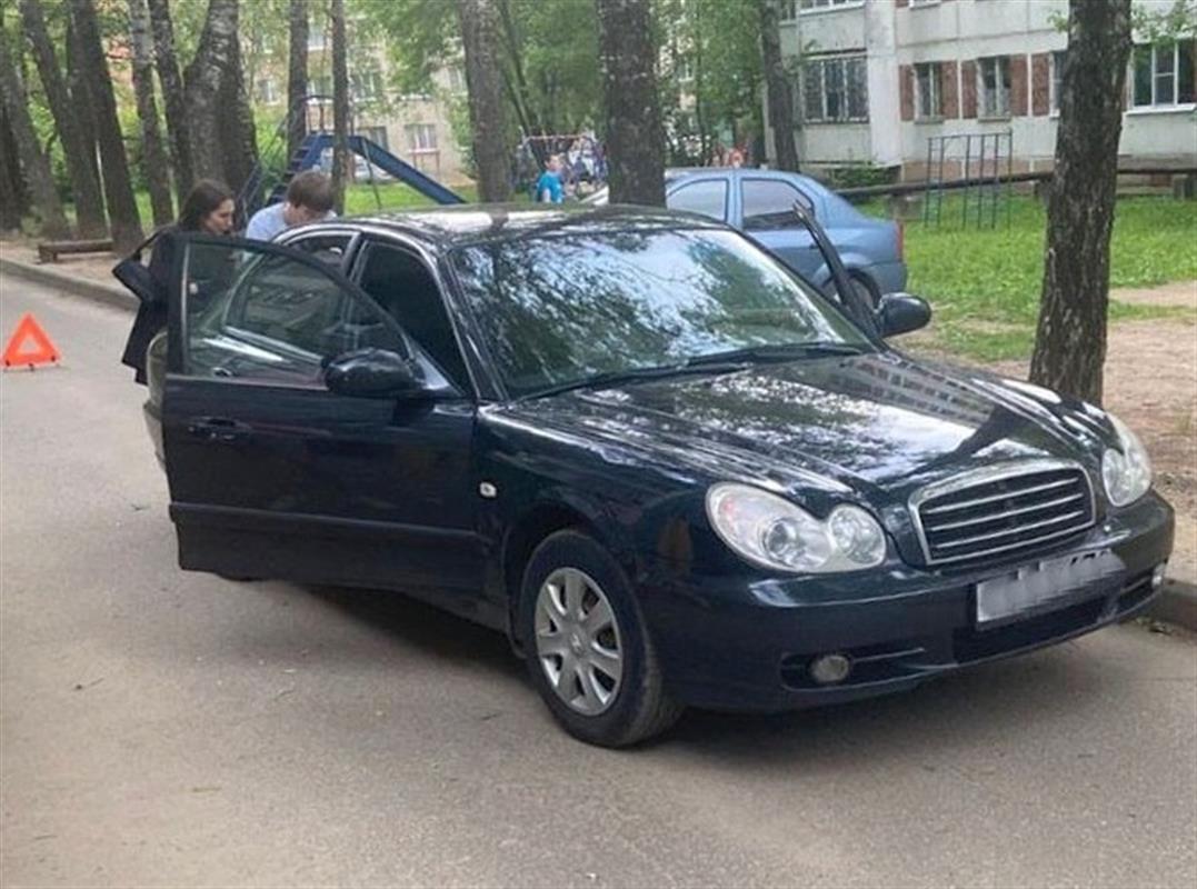 В костромском дворе иномарка сбила 9-летнюю девочку