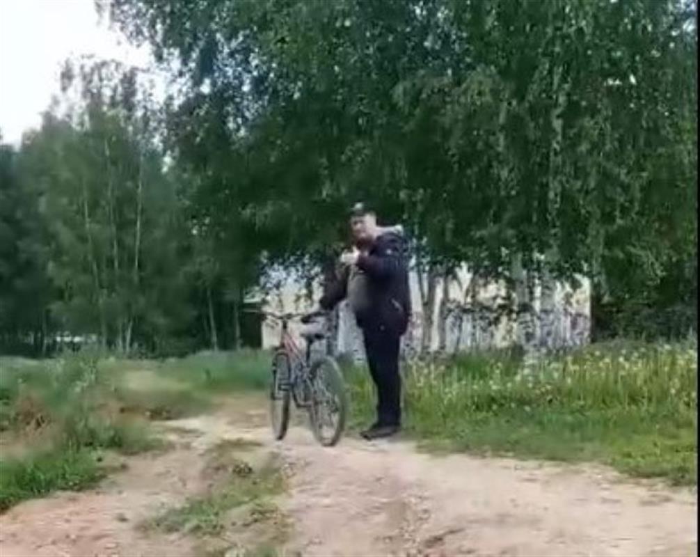 Мужчину, пугавшего костромичей неадекватным поведением, задержали полицейские
