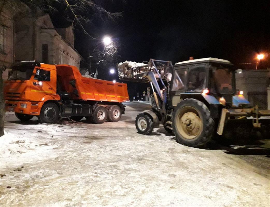 Такая весна: костромские дорожники вышли на борьбу со снежными сугробами

