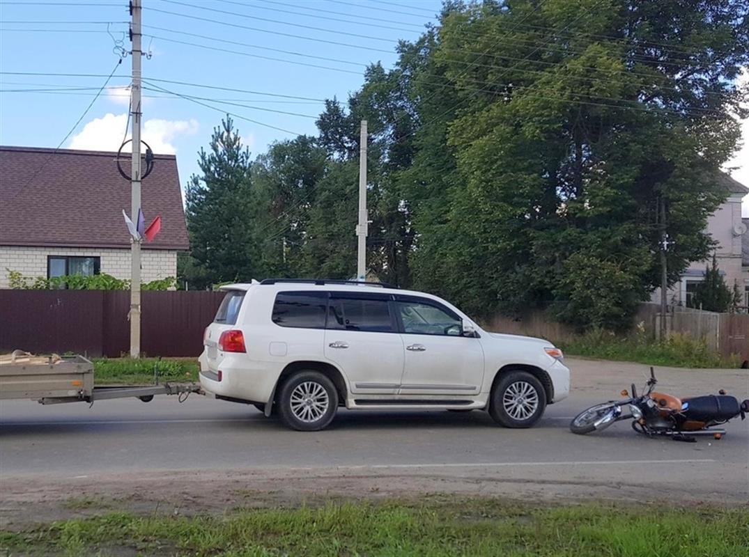 В Костромском районе легковушка с прицепом столкнулась с мотоциклом
