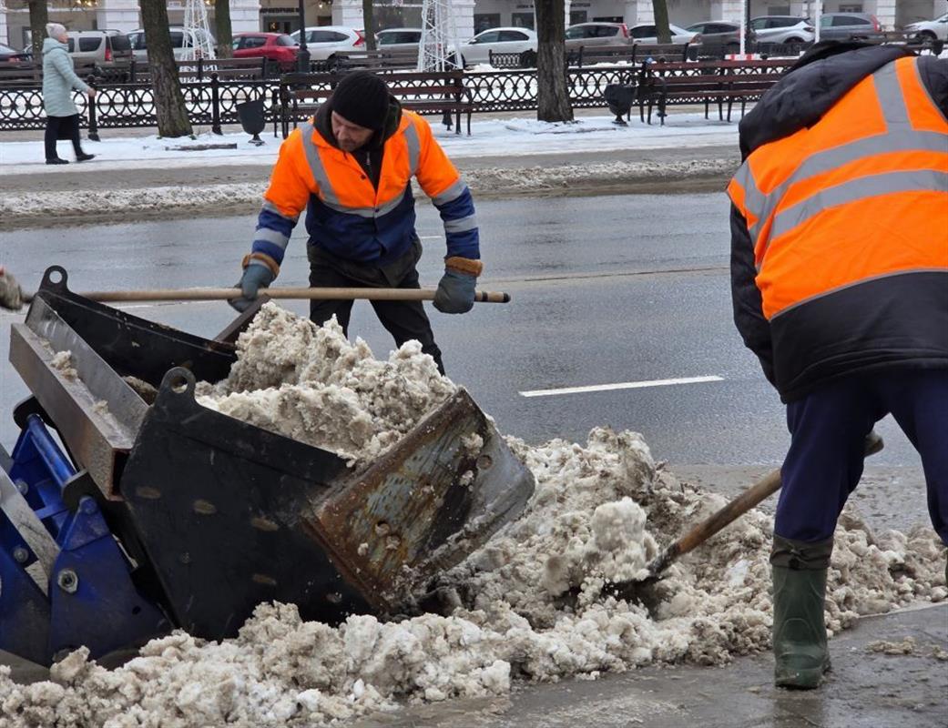 Улицы Костромы очищают от снега и наледи