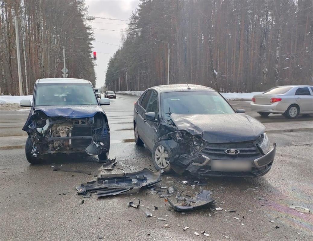 В ДТП на костромским перекрёстке пострадал годовалый ребёнок