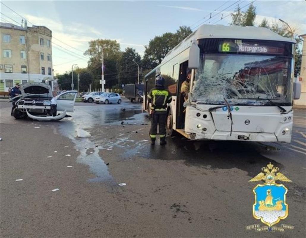 Иномарка столкнулась с пассажирским автобусом в центральной части Костромы

