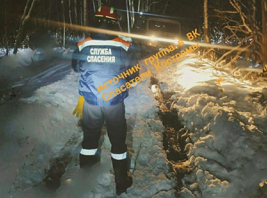 Костромские спасатели помогли экипажу застрявшего на лесной дороге автомобиля