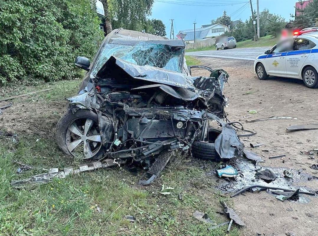 Потерявший управление джип улетел в кювет под Костромой 
