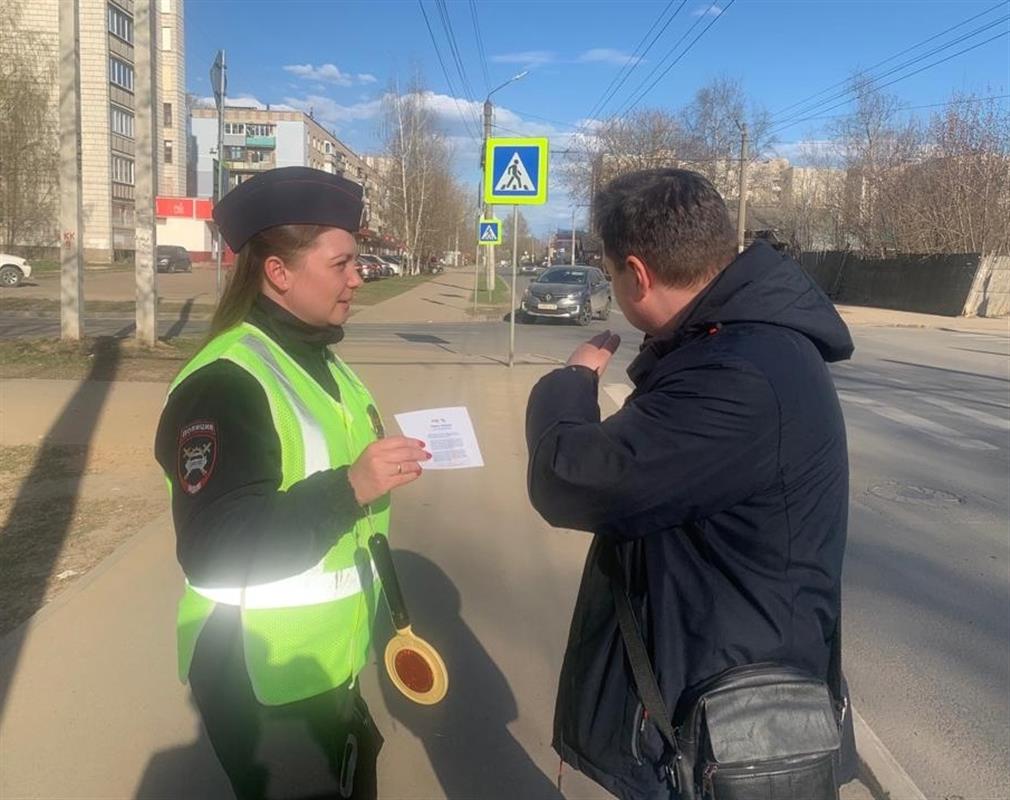 Госавтоинспекторы напомнили костромичам правила дорожного движения на переходах
