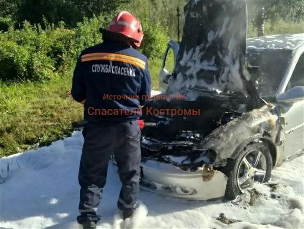 В костромской деревне машина загорелась во время движения