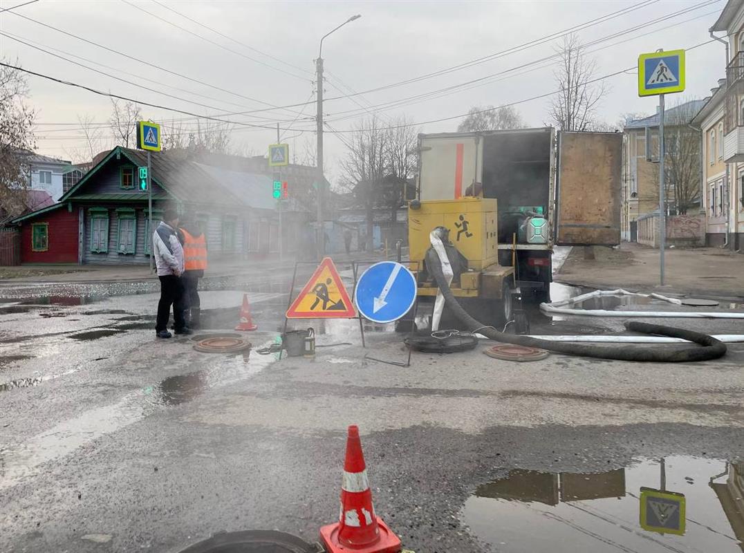 В Костроме устраняют повреждение трубопровода в районе улиц Ленина и Пятницкой
