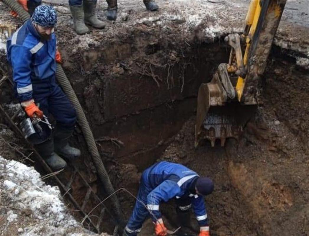 Бригады «Костромагорводоканала» продолжают ремонт водопровода на улице Суслова