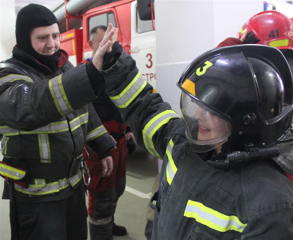 Сотрудники МЧС исполнили новогоднюю мечту троих братьев из Костромы