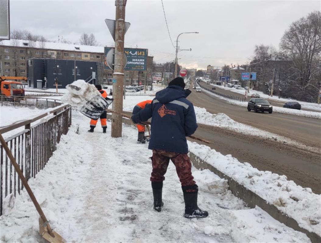 За одну ночь на дороги в Костроме высыпали 164 тонны противогололёдной смеси