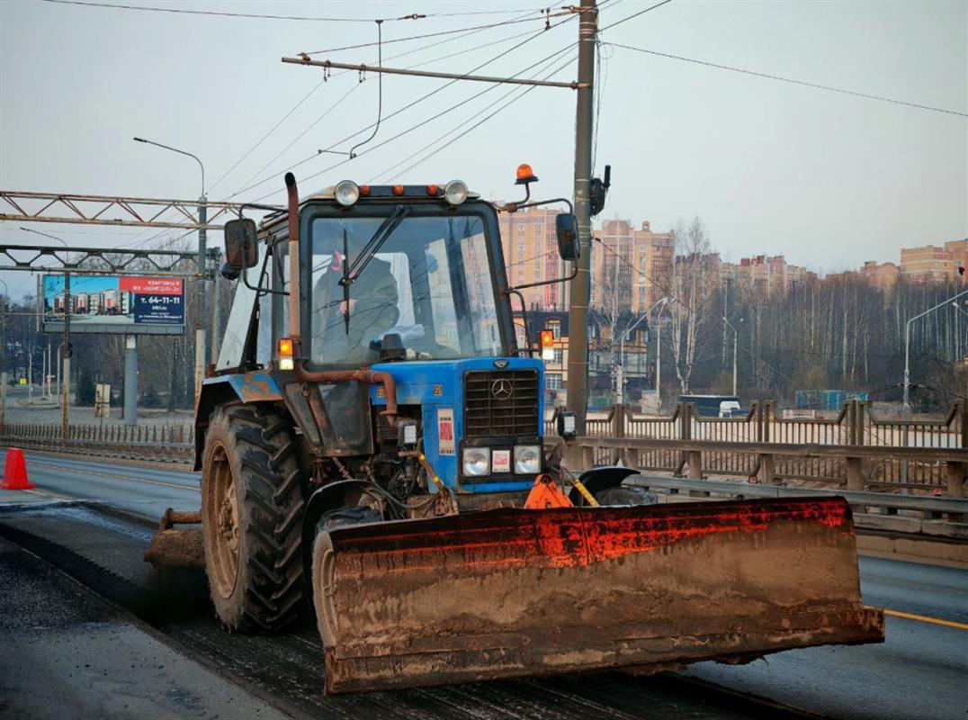 На костромском мосту рабочие ведут фрезерование второго участка проезжей части