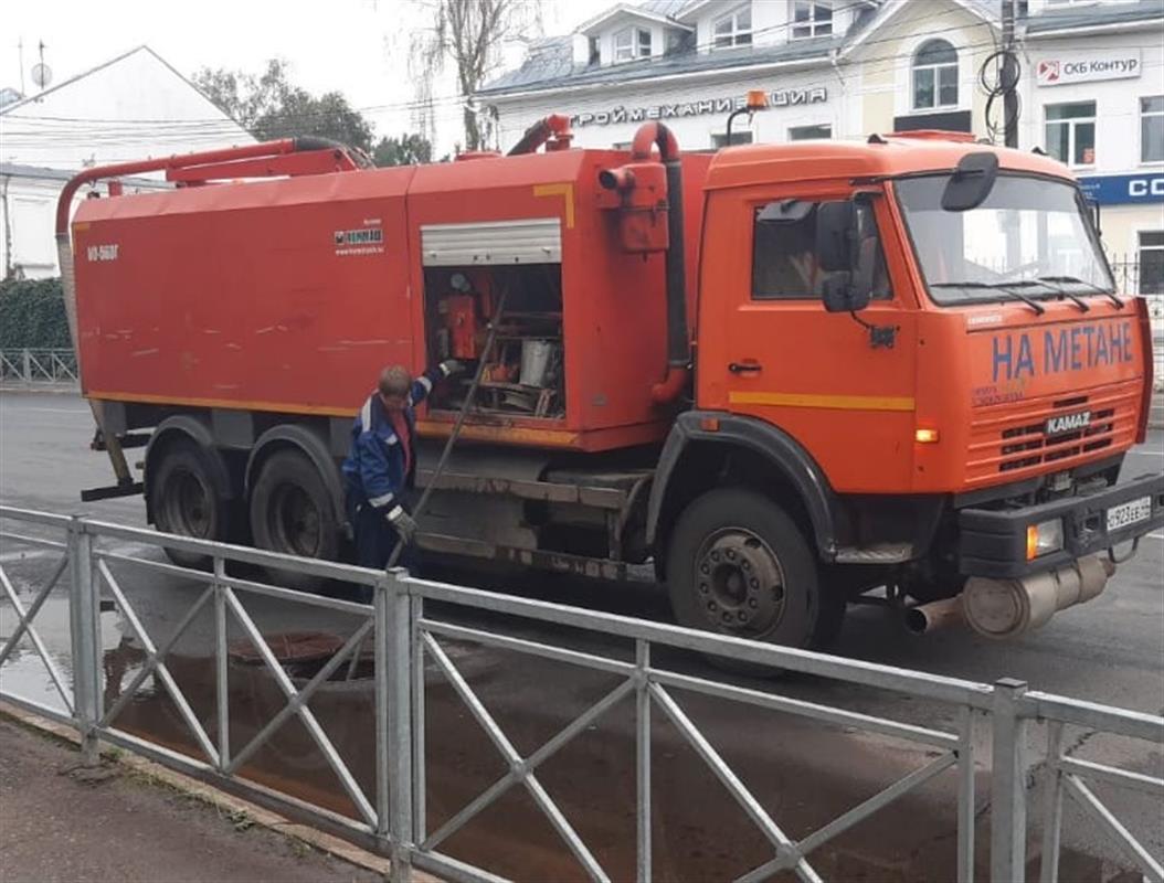 В Костроме прочищают ливнеприёмные решетки, чтобы предотвратить подтопление улиц
