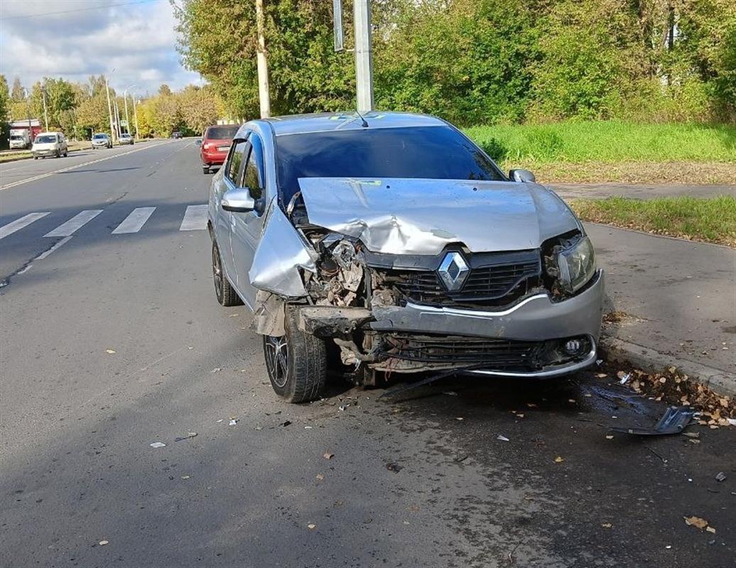 При столкновении двух автомобилей в Костроме пострадала 7-летняя девочка

