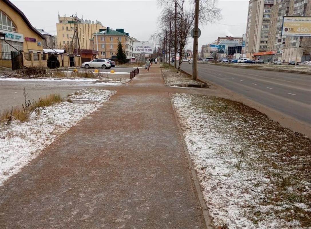 Костромские дорожники обрабатывают тротуары от наледи
