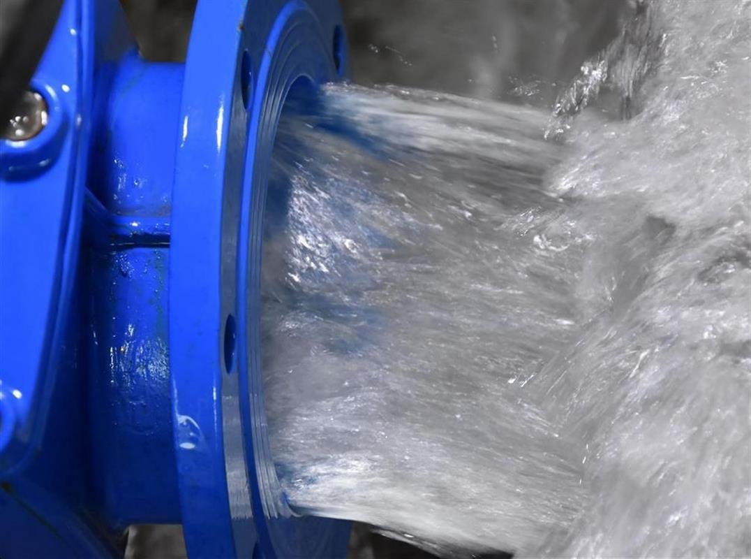 Водолазы чистят водозаборное оборудование на реке Волге в Костроме