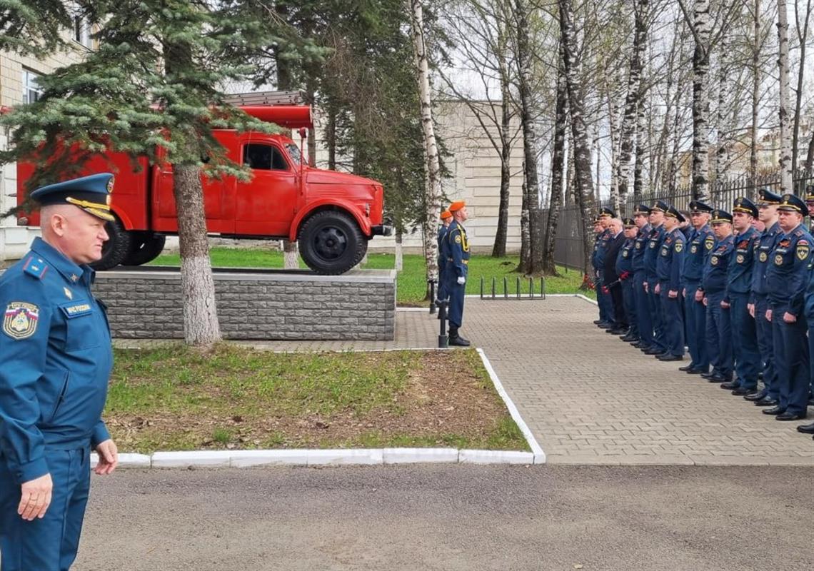 Сотрудники МЧС в Костроме почтили память коллег, погибших при исполнении служебного долга