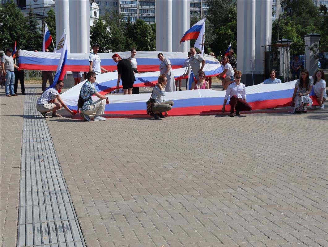 В Костроме прошел автопробег «Своих не бросаем» 
