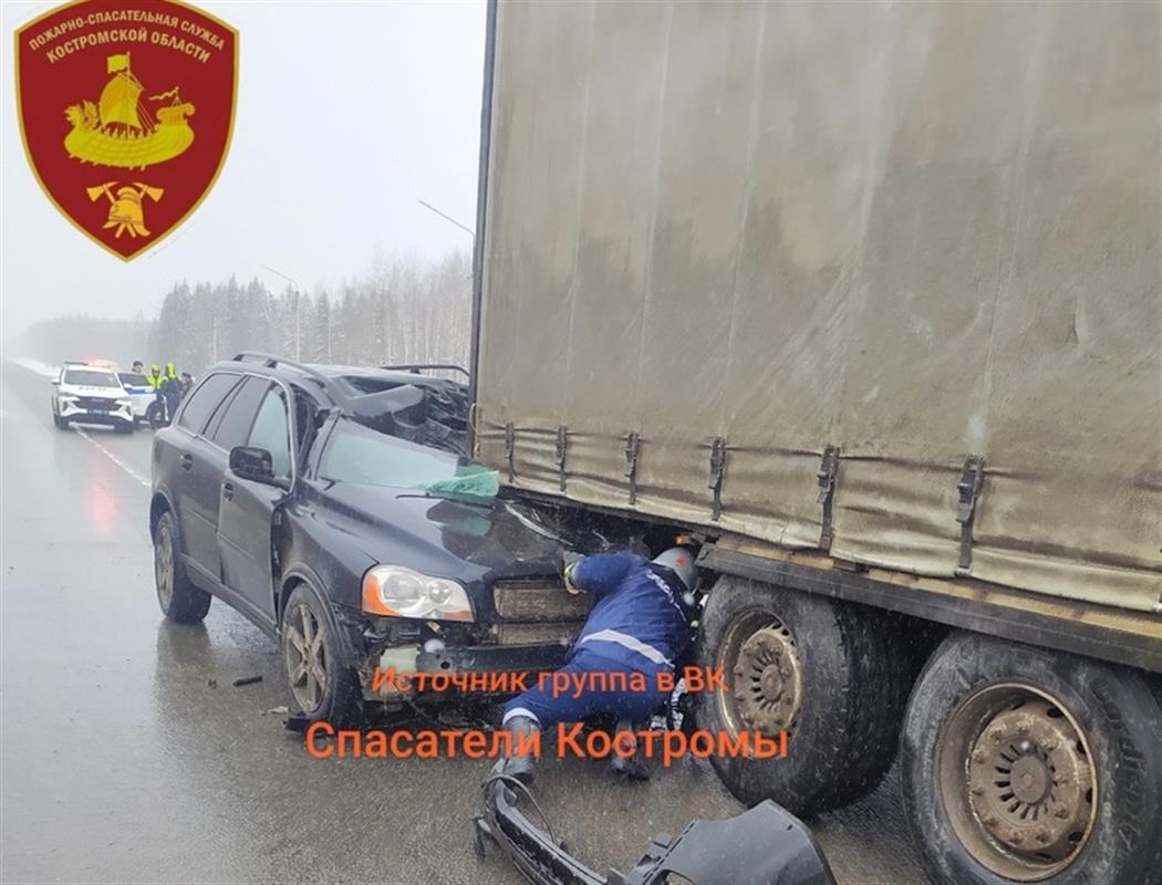 На костромской автодороге иномарка влетела под полуприцеп фуры: есть пострадавшие