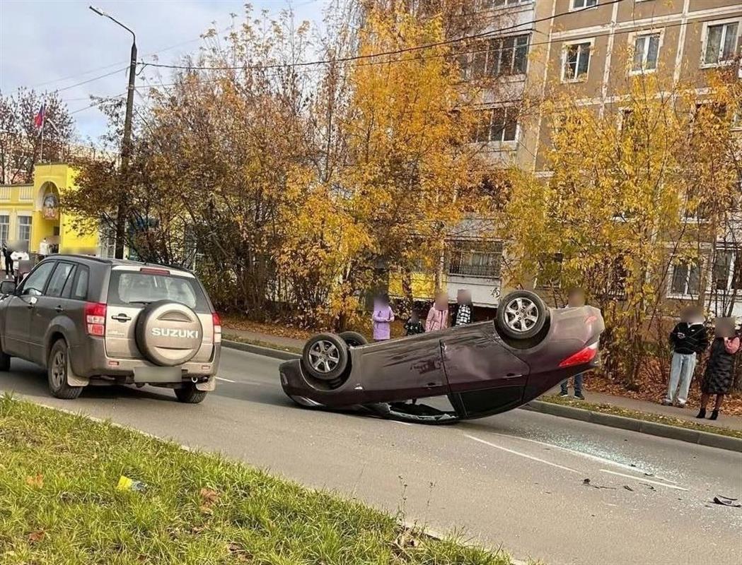 Иномарка перевернулась после столкновения с другим авто в Костроме