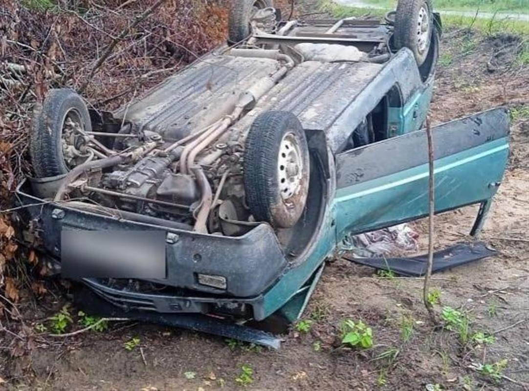 На костромской трассе водитель не справился с управлением и оказался в кювете