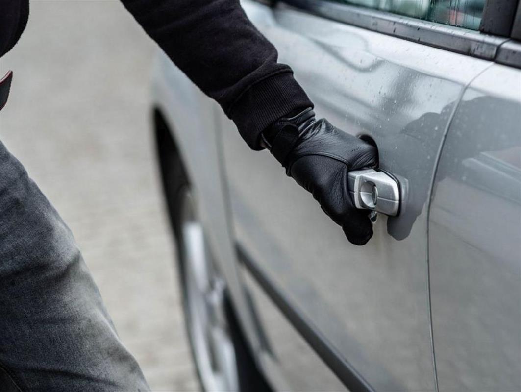 Костромич во время прогулки решил прокатиться и угнал чужое авто

